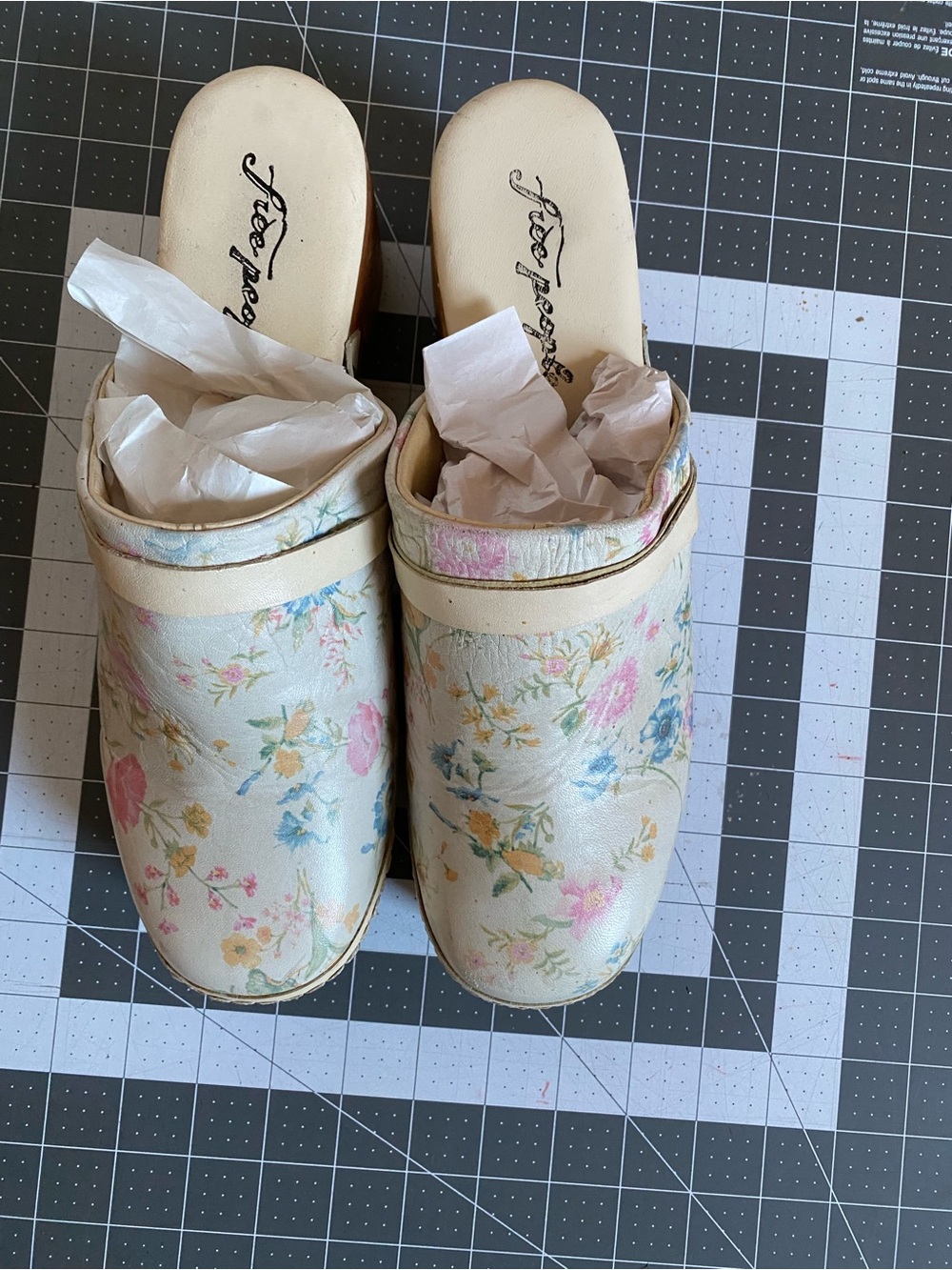 Free People Cream Floral Leather Clog Mules with Studded Wooden Heel 41 - Picture 2 of 2